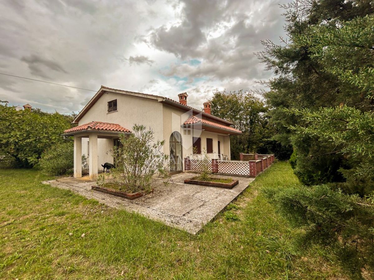 Hiša z velikim vrtom v bližini Labina