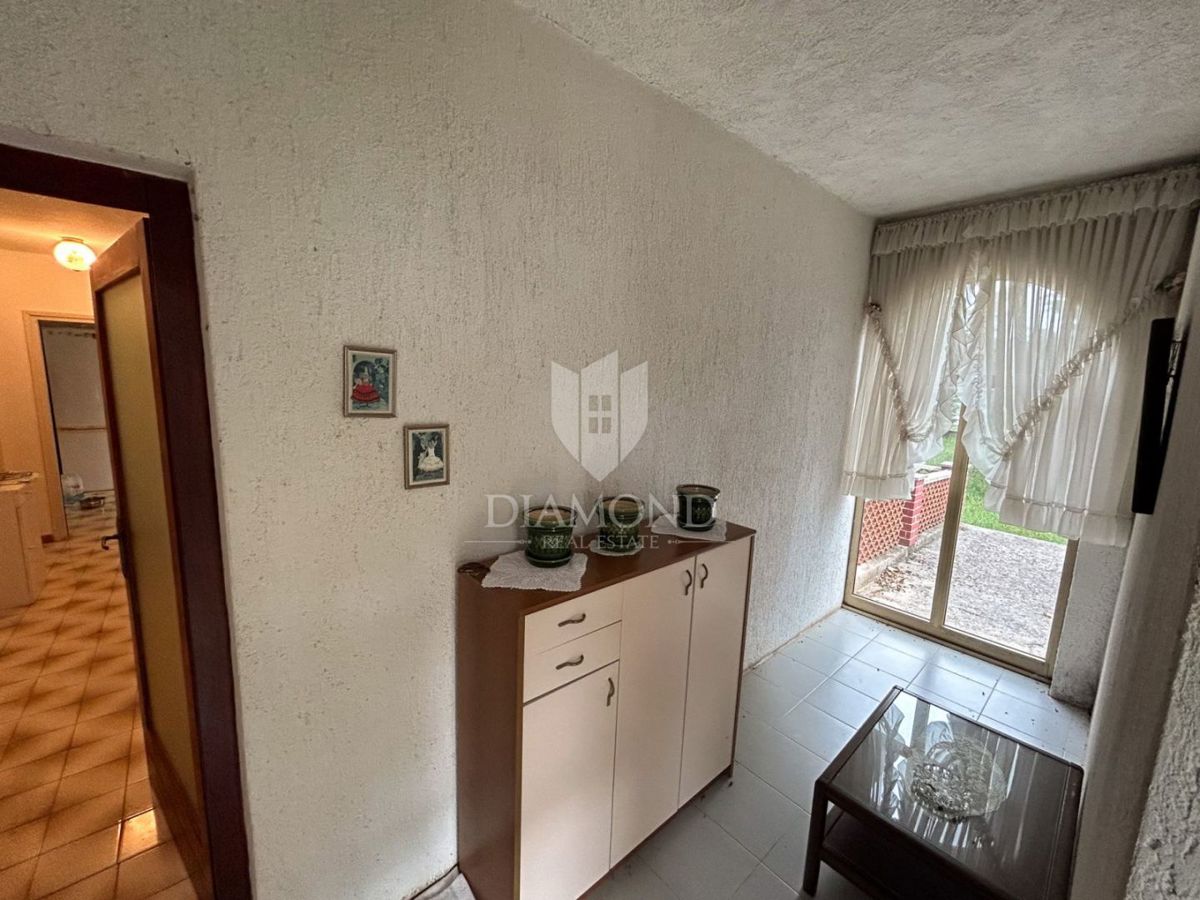 Hiša z velikim vrtom v bližini Labina