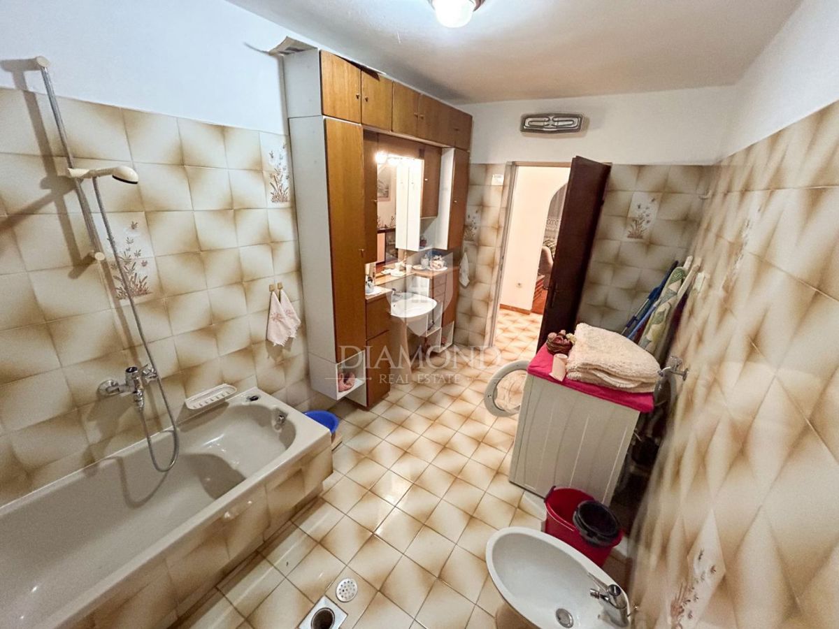 Hiša z velikim vrtom v bližini Labina