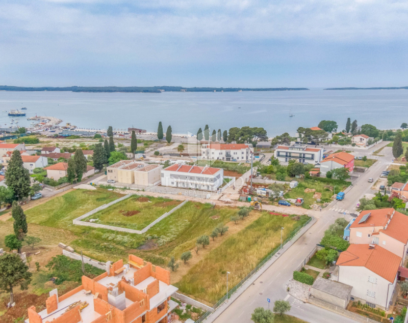 Gradbeno zemljišče z idejno zasnovo tik ob morju, Fažana! 