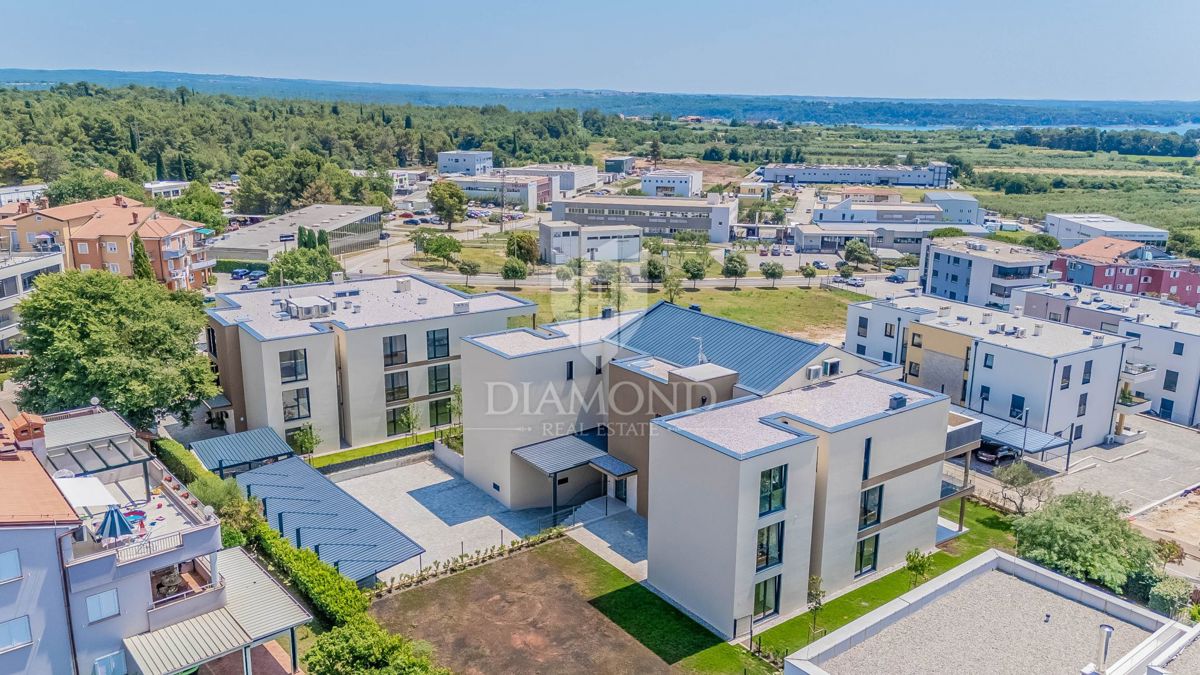 Novigrad, novo stanovanje 93 m2 v pritličju z zasebnim dvoriščem 132 m2!