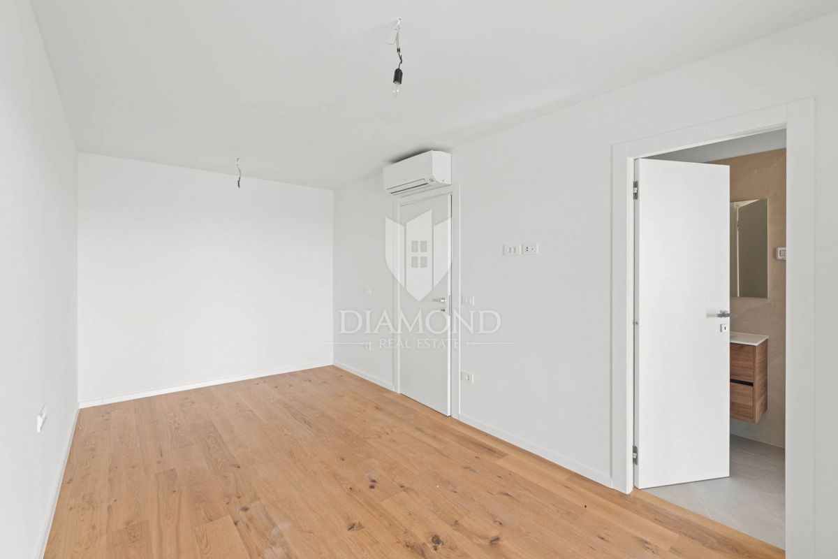 Novigrad, novo stanovanje 93 m2 v pritličju z zasebnim dvoriščem 132 m2!