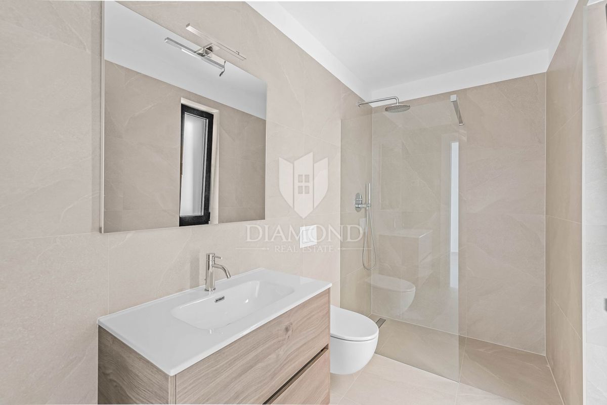 Novigrad, novo stanovanje 93 m2 v pritličju z zasebnim dvoriščem 132 m2!