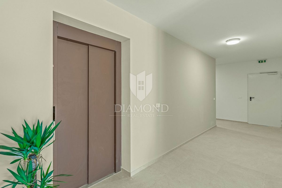 Novigrad, novo stanovanje 93 m2 v pritličju z zasebnim dvoriščem 132 m2!