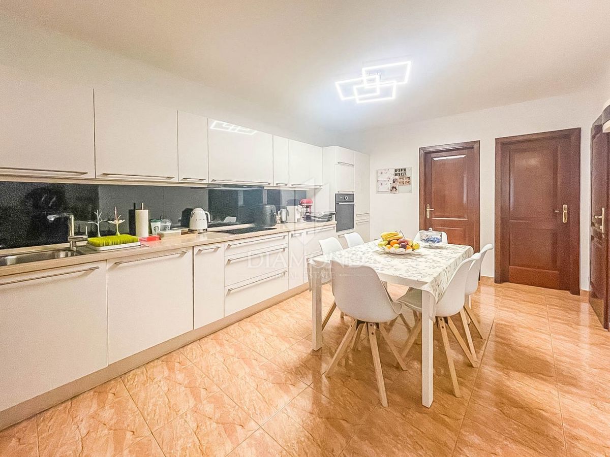 Priložnost! Dva apartmaja v središču Rovinja!