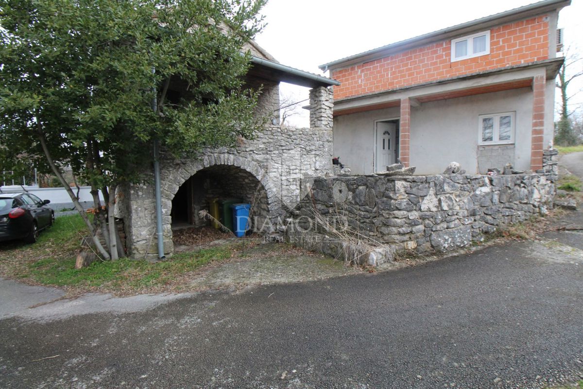 Labin, okolica, avtentična kamnita vrstna hiša s pomožnim objektom