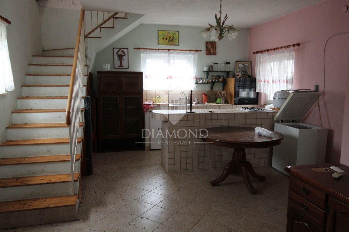 Labin, okolica, avtentična kamnita vrstna hiša s pomožnim objektom