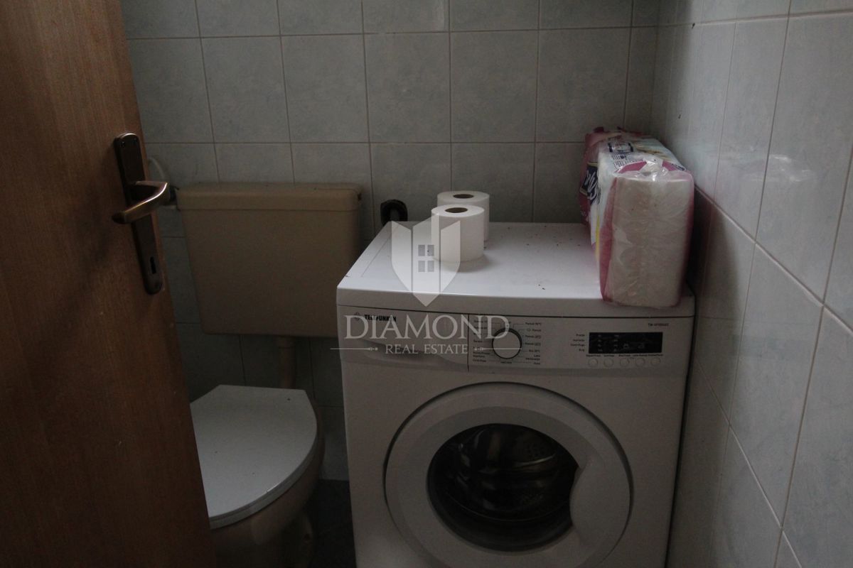 Labin, okolica, avtentična kamnita vrstna hiša s pomožnim objektom