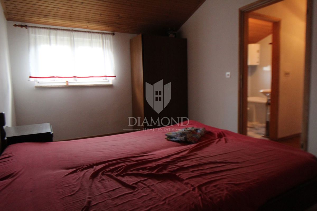 Labin, okolica, avtentična kamnita vrstna hiša s pomožnim objektom