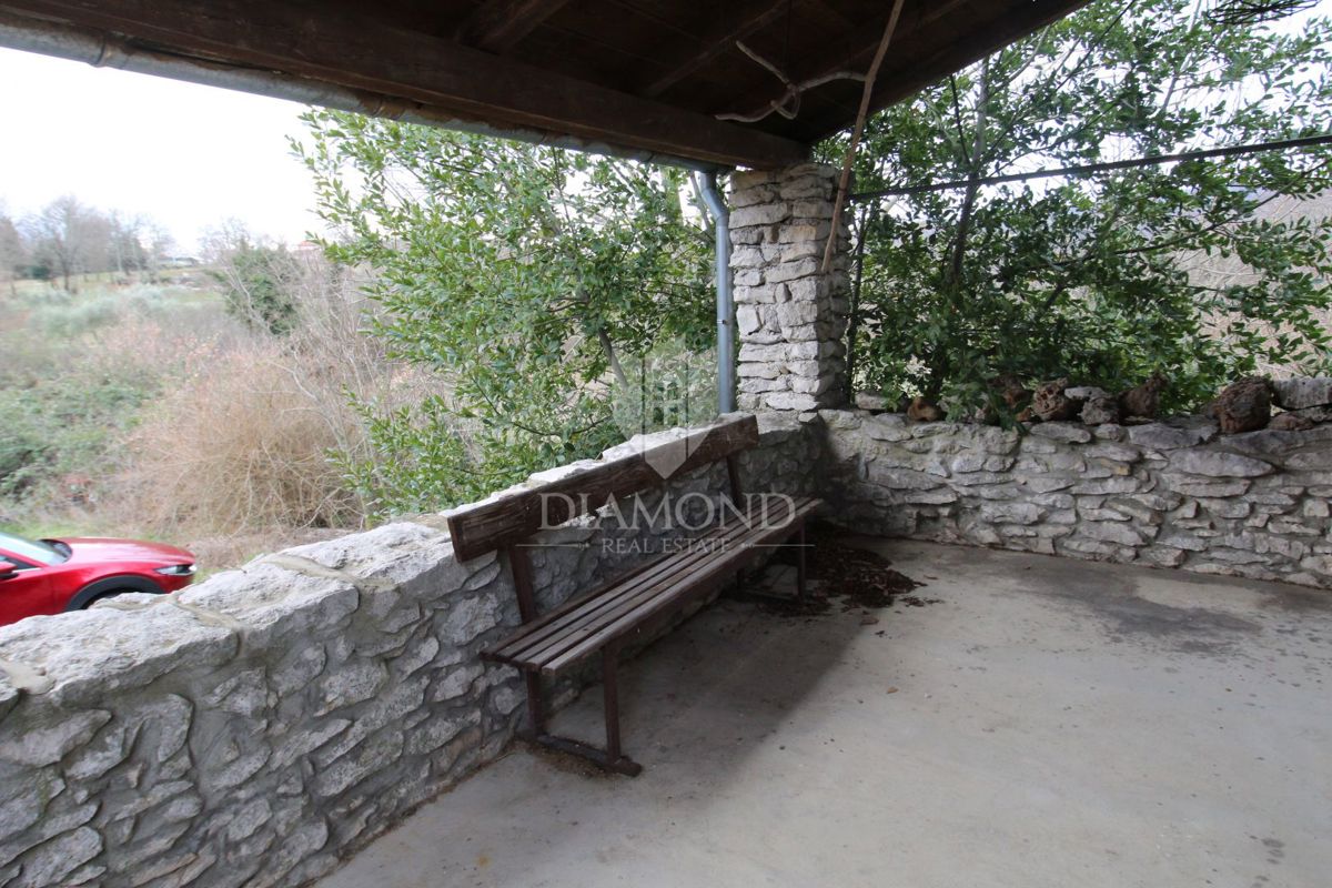 Labin, okolica, avtentična kamnita vrstna hiša s pomožnim objektom