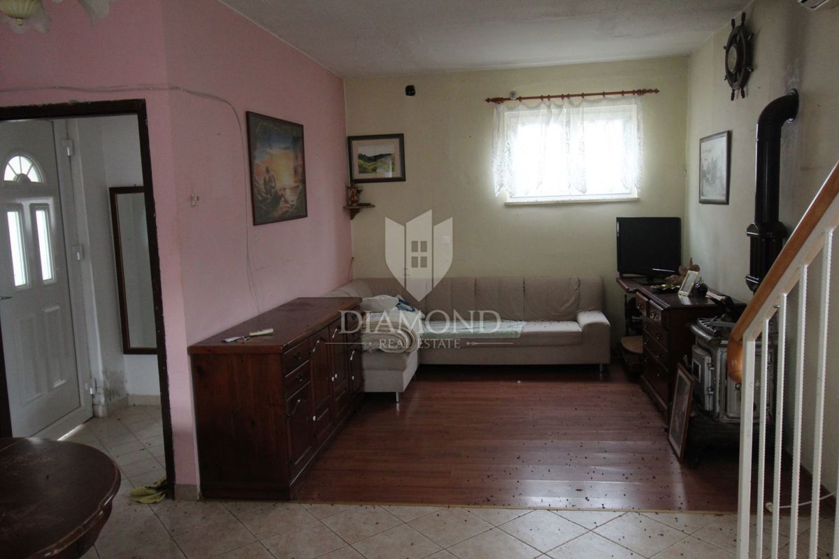 Labin, okolica, avtentična kamnita vrstna hiša s pomožnim objektom