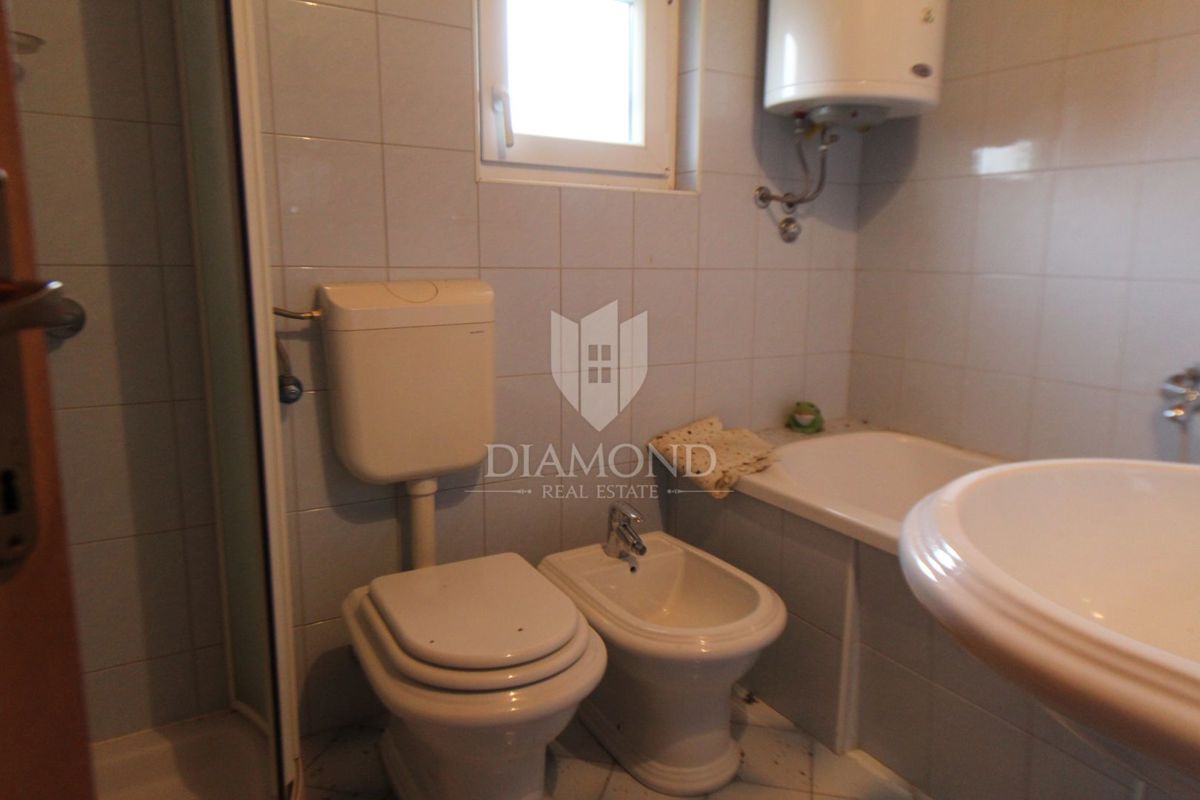 Labin, okolica, avtentična kamnita vrstna hiša s pomožnim objektom