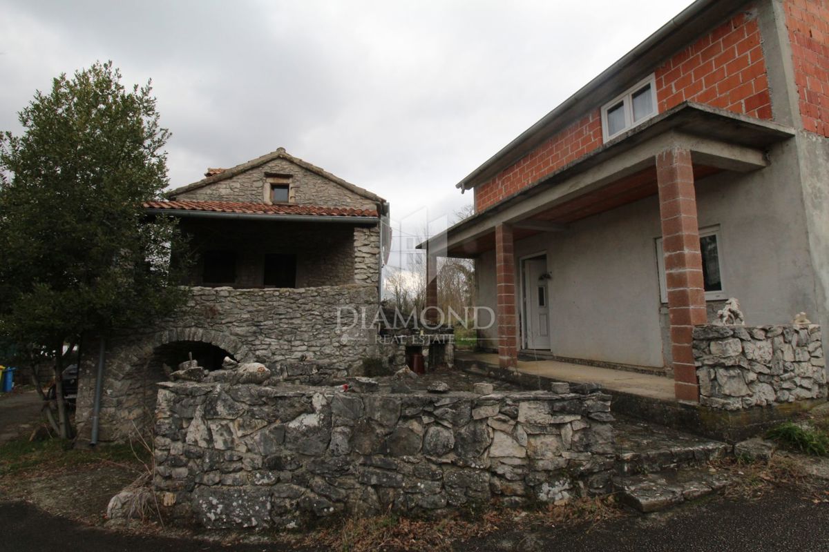 Labin, okolica, avtentična kamnita vrstna hiša s pomožnim objektom
