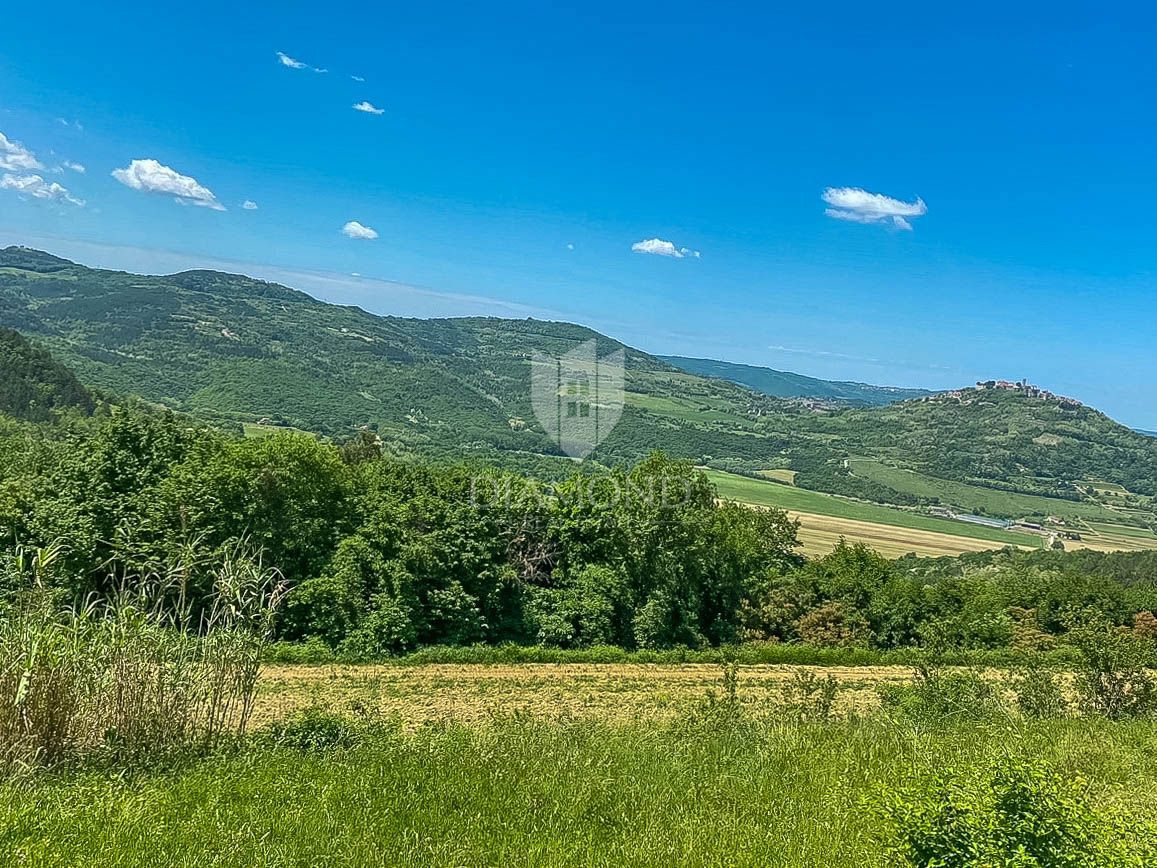 Istra, Motovun, okolica zemljišće z gradbenim dovoljenjem!