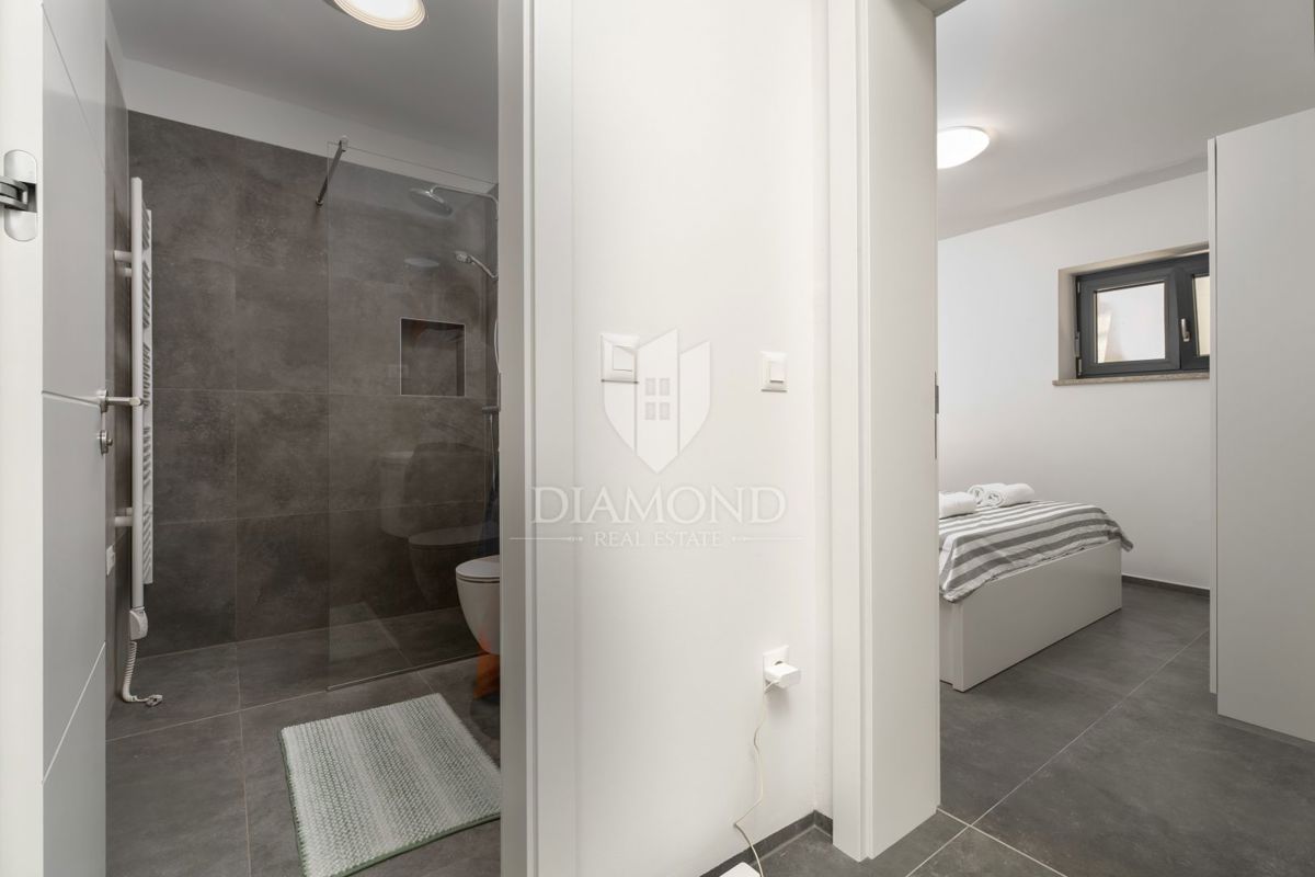 Poreč, okolica - visokokakovosten apartma v novogradnji blizu morja!