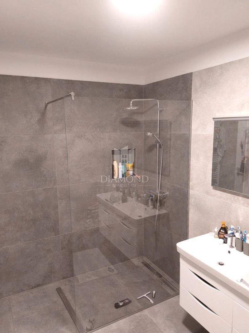 Poreč, okolica - visokokakovosten apartma v novogradnji blizu morja!