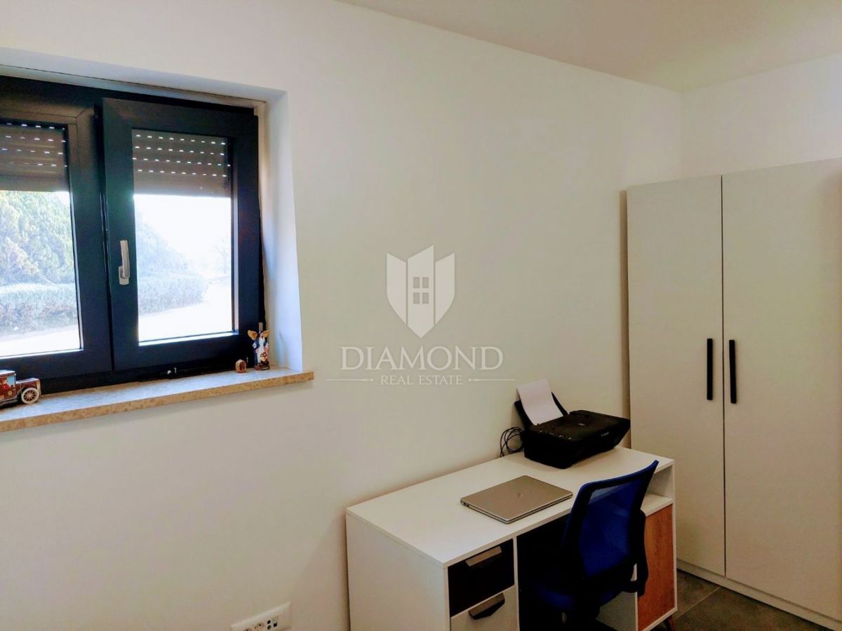 Poreč, okolica - visokokakovosten apartma v novogradnji blizu morja!