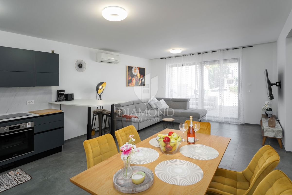 Poreč, okolica - visokokakovosten apartma v novogradnji blizu morja!