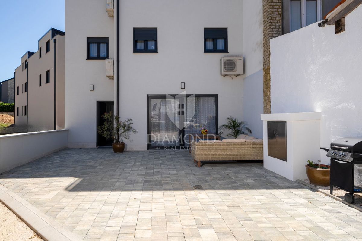 Poreč, okolica - visokokakovosten apartma v novogradnji blizu morja!