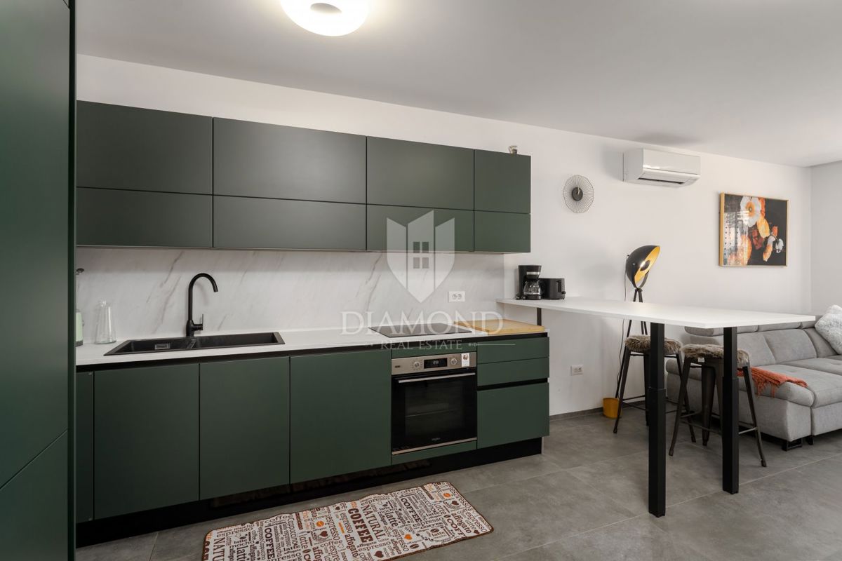 Poreč, okolica - visokokakovosten apartma v novogradnji blizu morja!