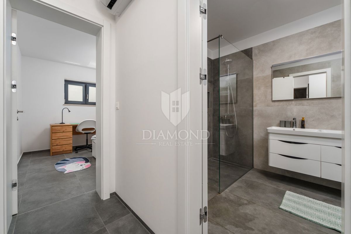Poreč, okolica - visokokakovosten apartma v novogradnji blizu morja!