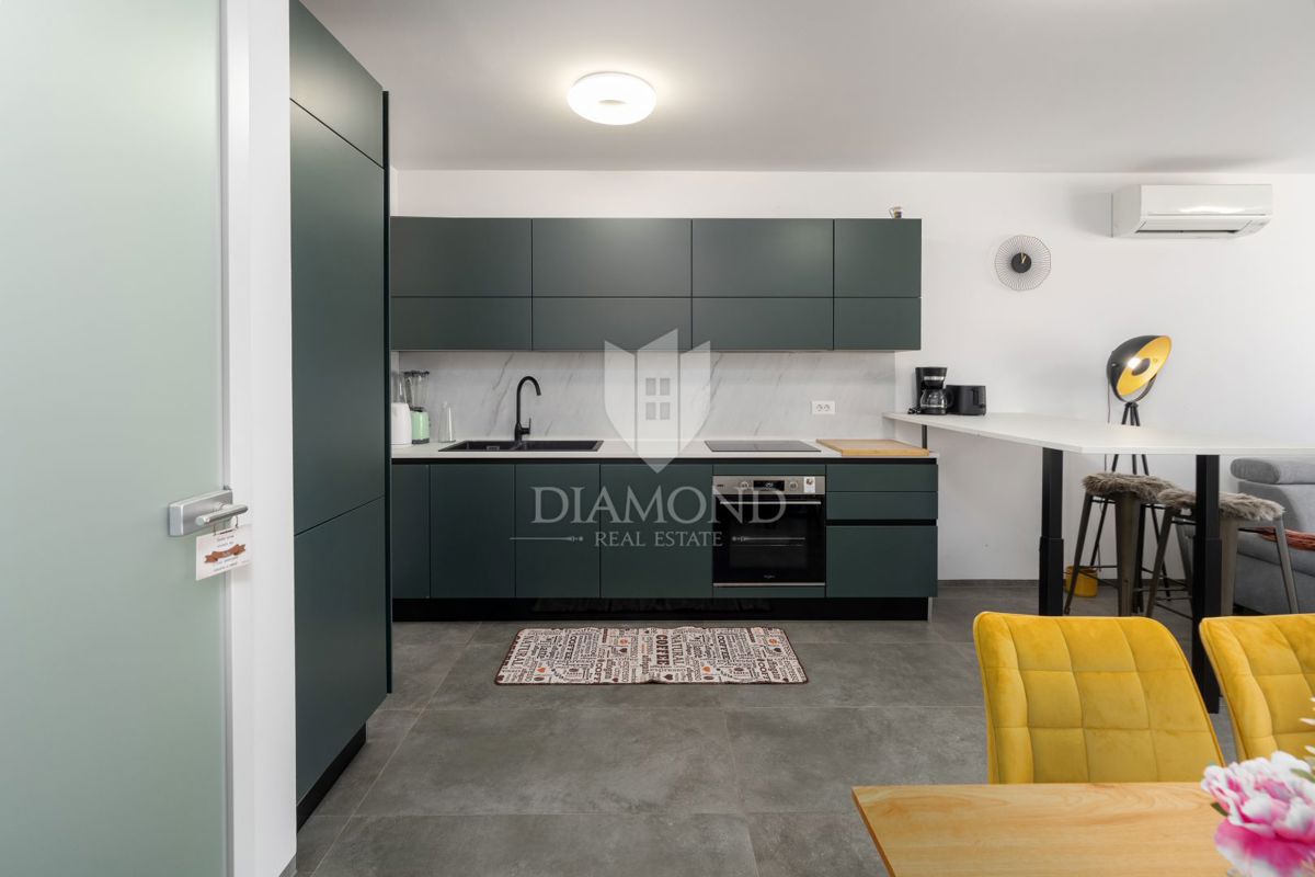 Poreč, okolica - visokokakovosten apartma v novogradnji blizu morja!