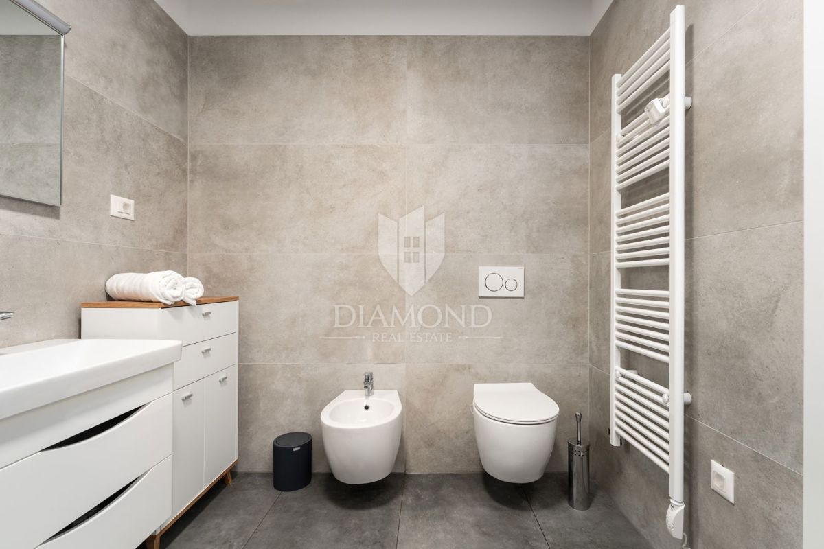 Poreč, okolica - visokokakovosten apartma v novogradnji blizu morja!