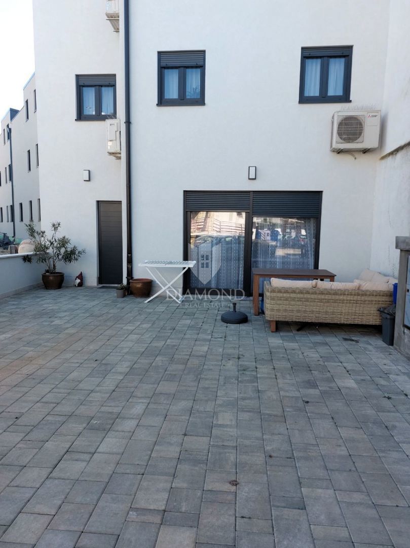 Poreč, okolica - visokokakovosten apartma v novogradnji blizu morja!