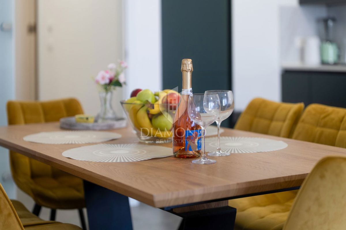 Poreč, okolica - visokokakovosten apartma v novogradnji blizu morja!