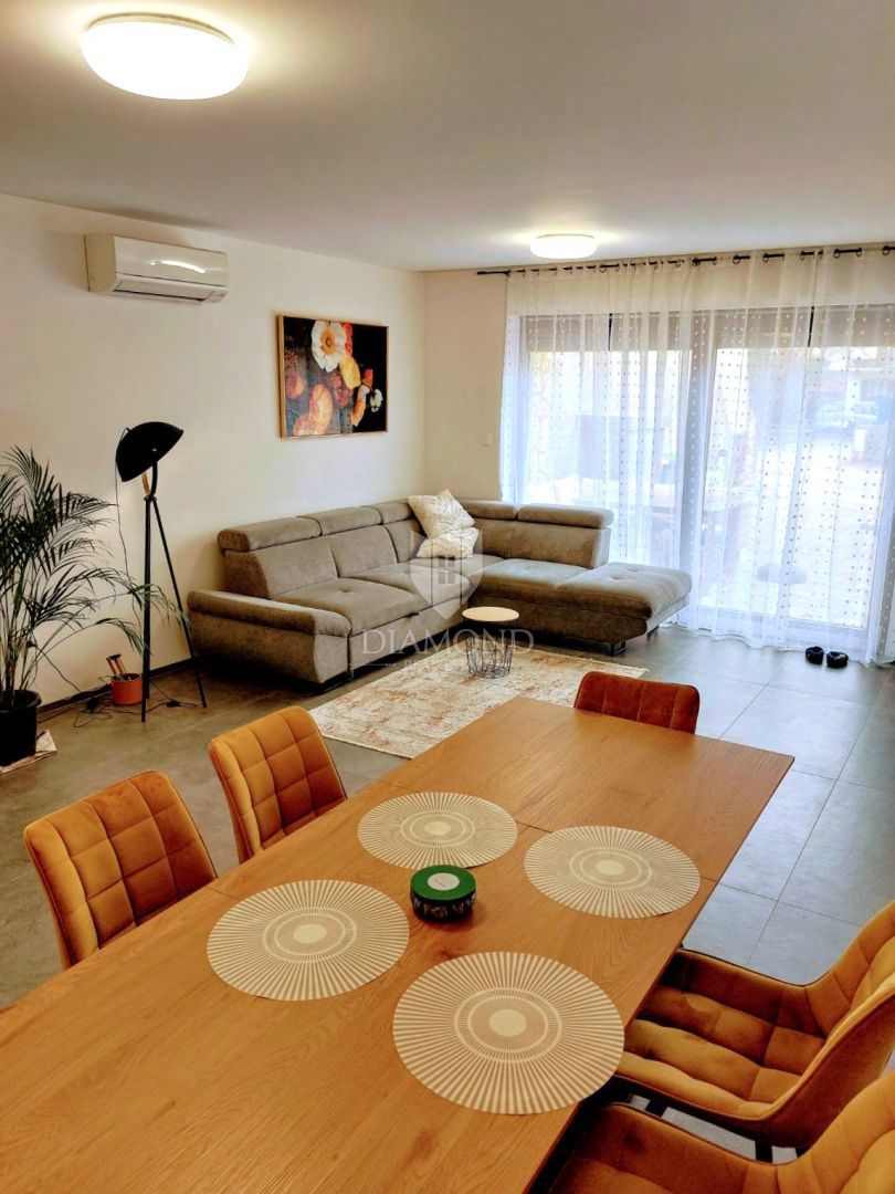 Poreč, okolica - visokokakovosten apartma v novogradnji blizu morja!