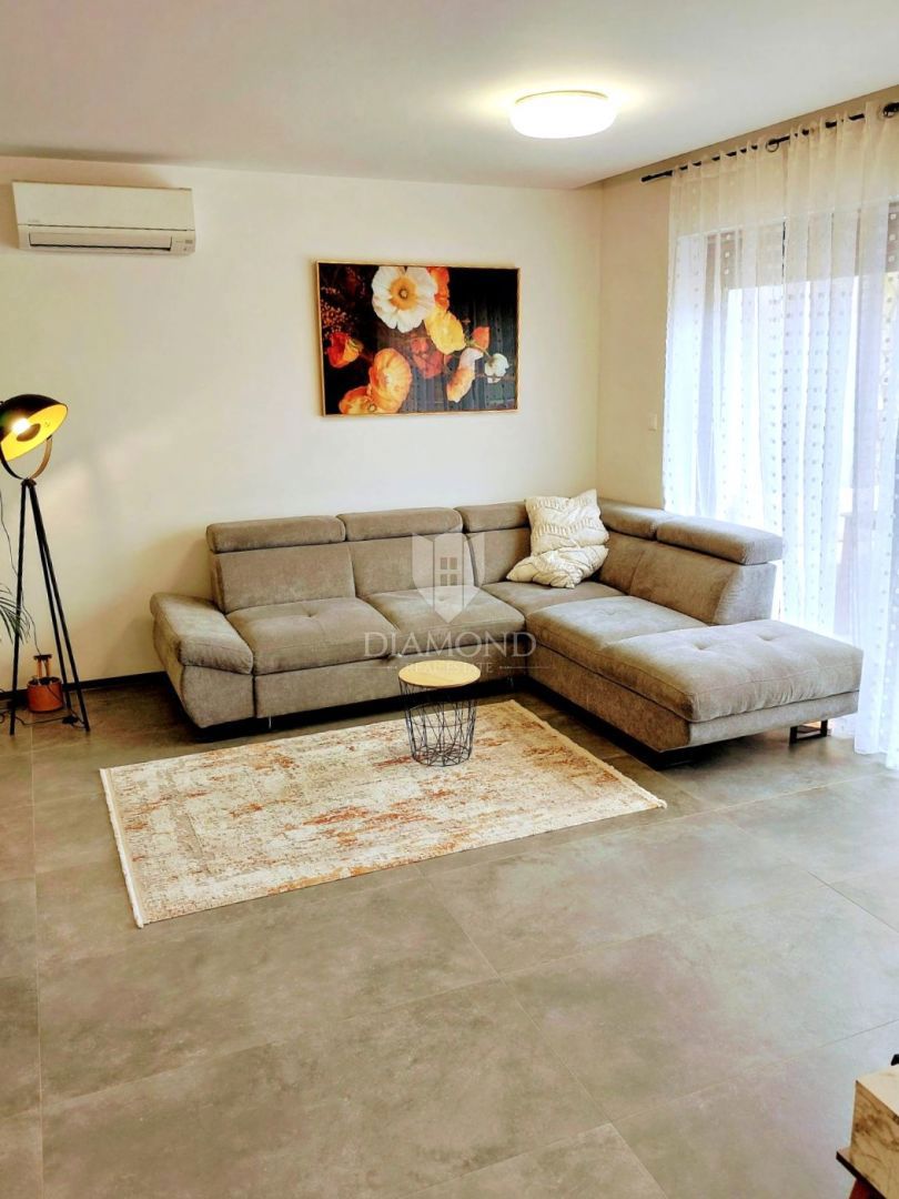 Poreč, okolica - visokokakovosten apartma v novogradnji blizu morja!