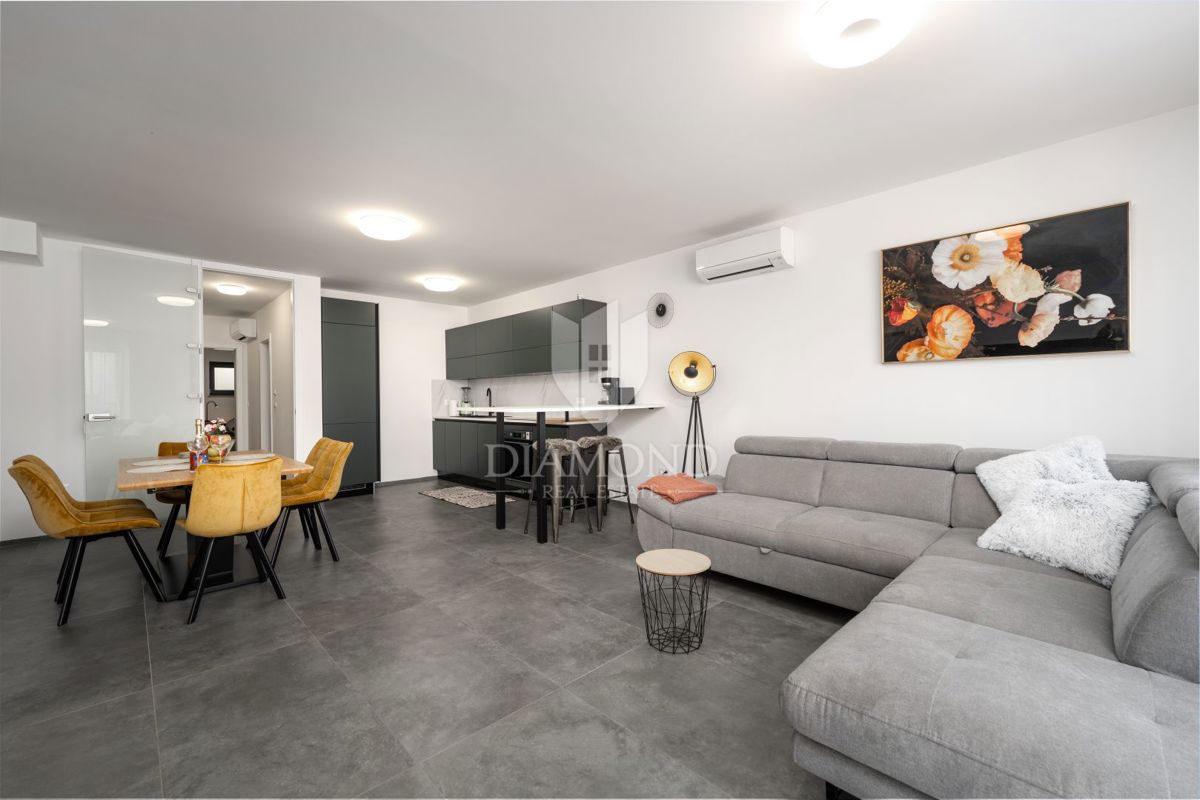 Poreč, okolica - visokokakovosten apartma v novogradnji blizu morja!