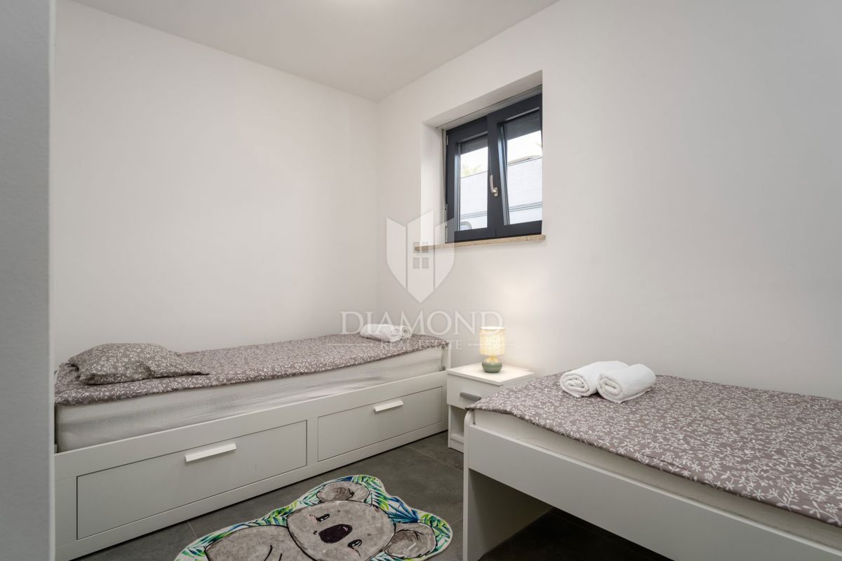 Poreč, okolica - visokokakovosten apartma v novogradnji blizu morja!
