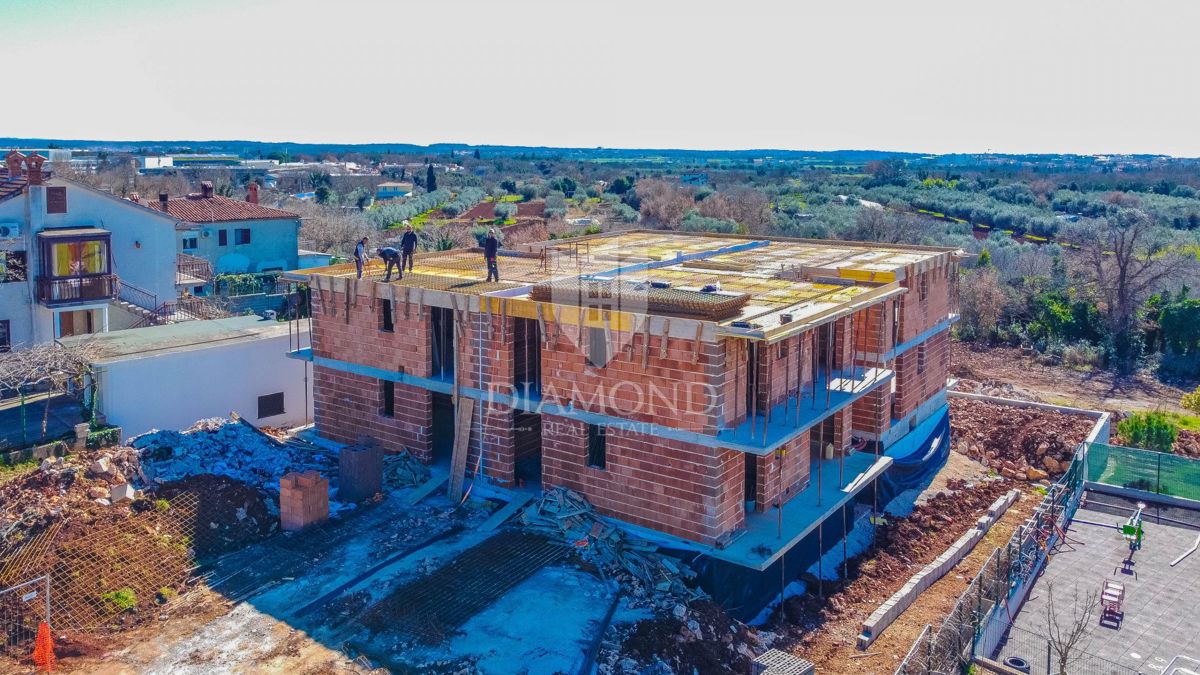 Umag! Apartma v 1. nadstropju s strešno teraso in pogledom na morje!