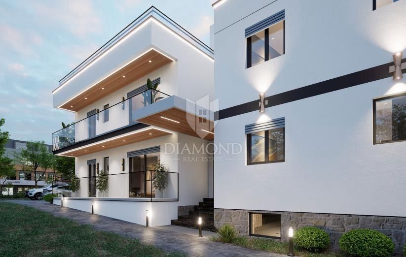 Umag! Apartma v 1. nadstropju s strešno teraso in pogledom na morje!