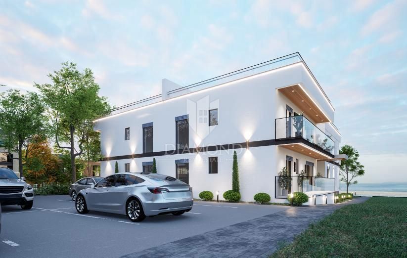 Umag! Apartma v 1. nadstropju s strešno teraso in pogledom na morje!