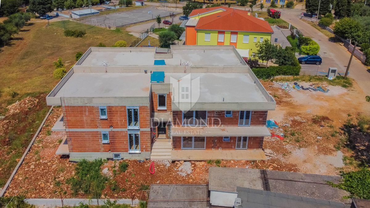 Umag! Apartma v 1. nadstropju s strešno teraso in pogledom na morje!