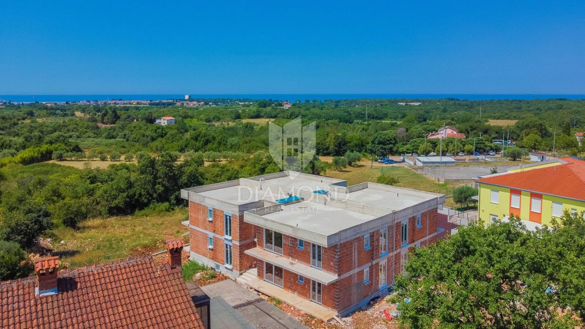 Umag! Apartma v 1. nadstropju s strešno teraso in pogledom na morje!