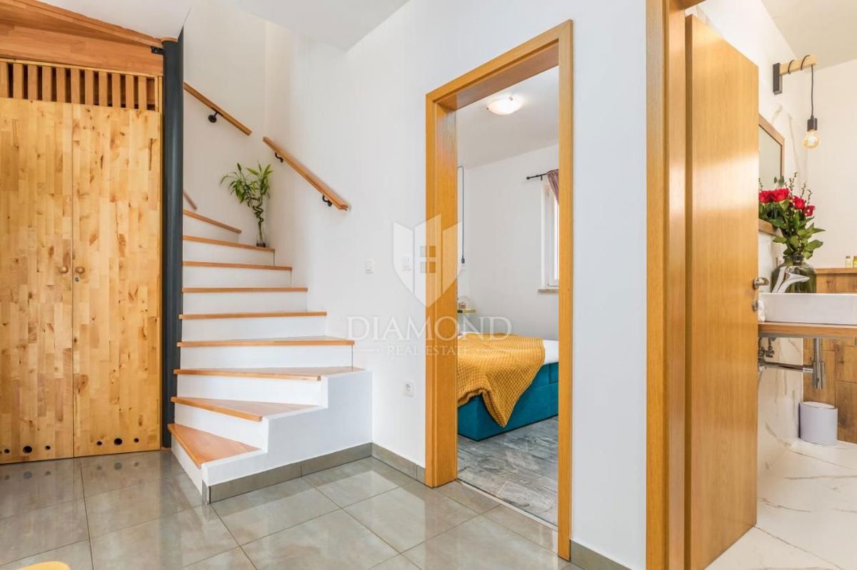 Istra, Valbandon, dvoetažni apartma 500m od morja!