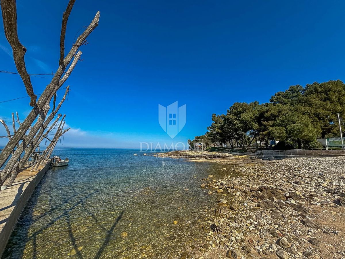 Istra, Umag, moderno stanovanje z balkonom 200m od plaže!