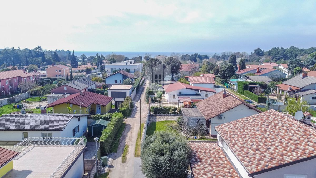 Istra, Umag, moderno stanovanje z balkonom 200m od plaže!