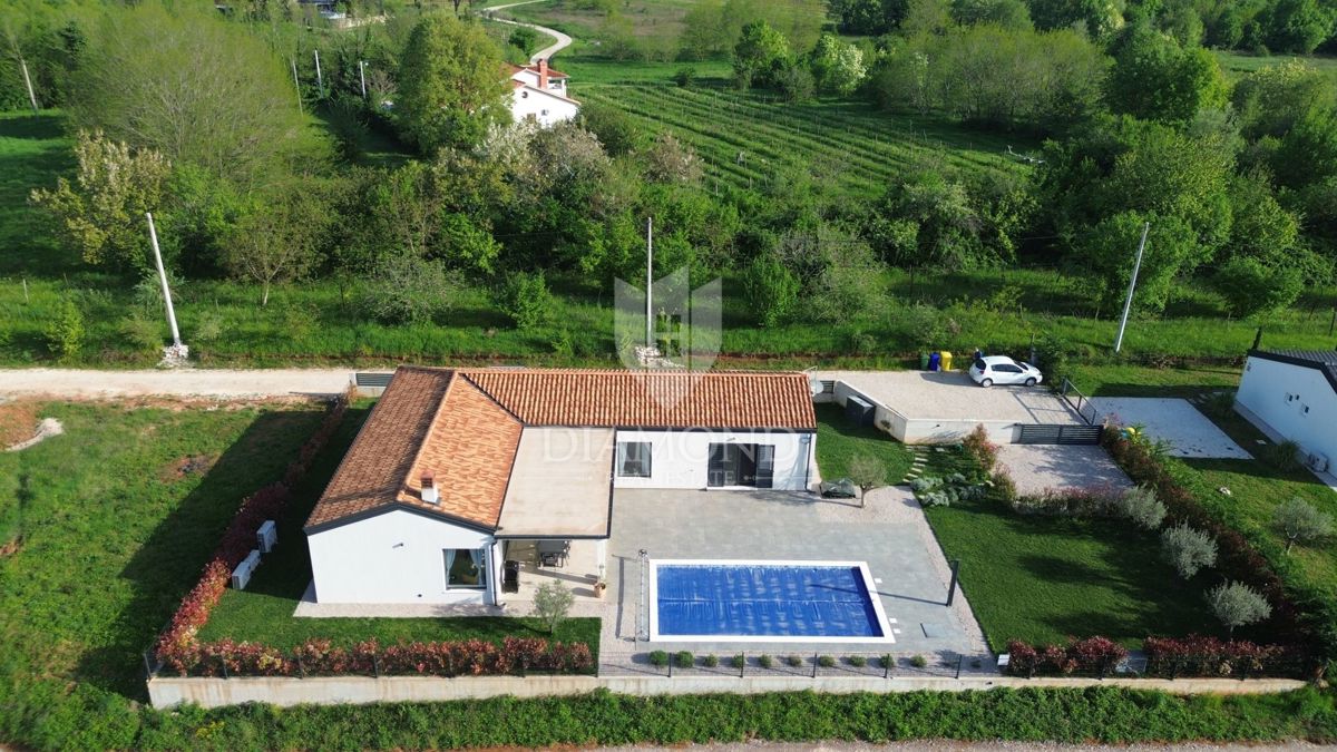 Nova moderna hiša z bazenom v bližini Labina