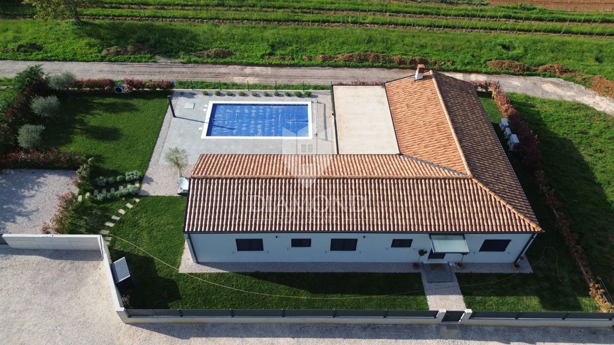 Nova moderna hiša z bazenom v bližini Labina