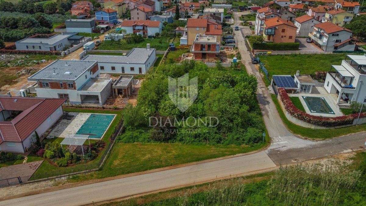 Zemljišče Novigrad, 700m2