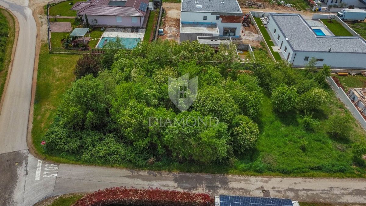 Zemljišče Novigrad, 700m2