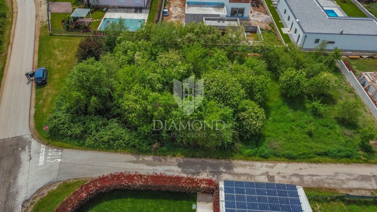 Zemljišče Novigrad, 700m2
