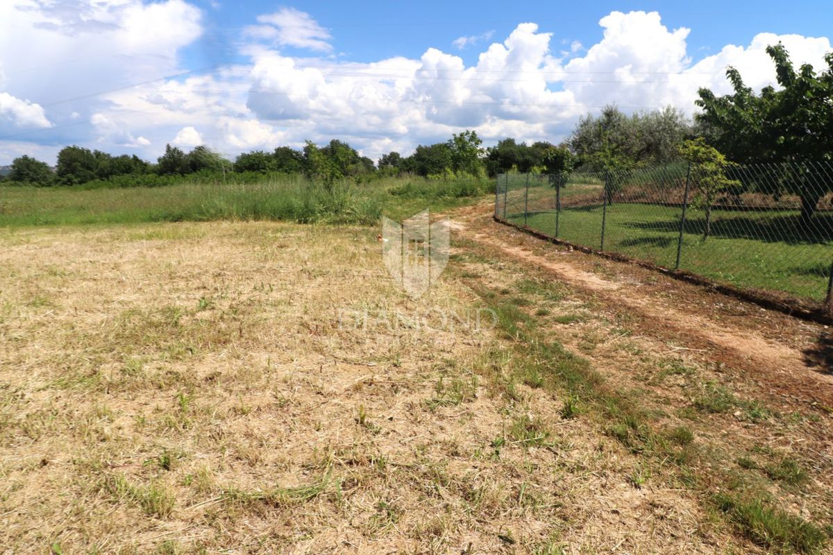 Poreč, okolica – Zazidljiva parcela 767 m² na mirni lokaciji