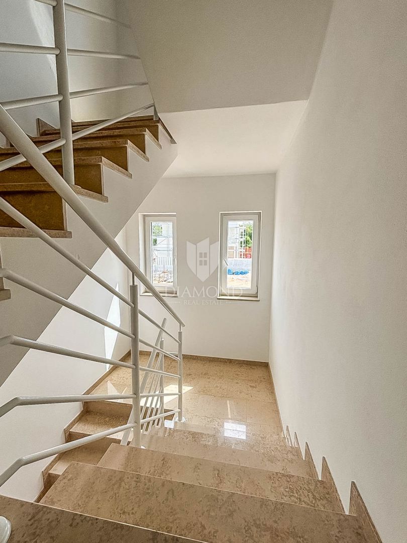 Istra, okolje Umaga, čudovit apartma s pogledom na morje!