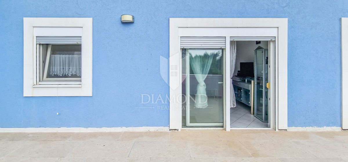 Novigrad, okolica, stanovanje z galerijo 350m od morja