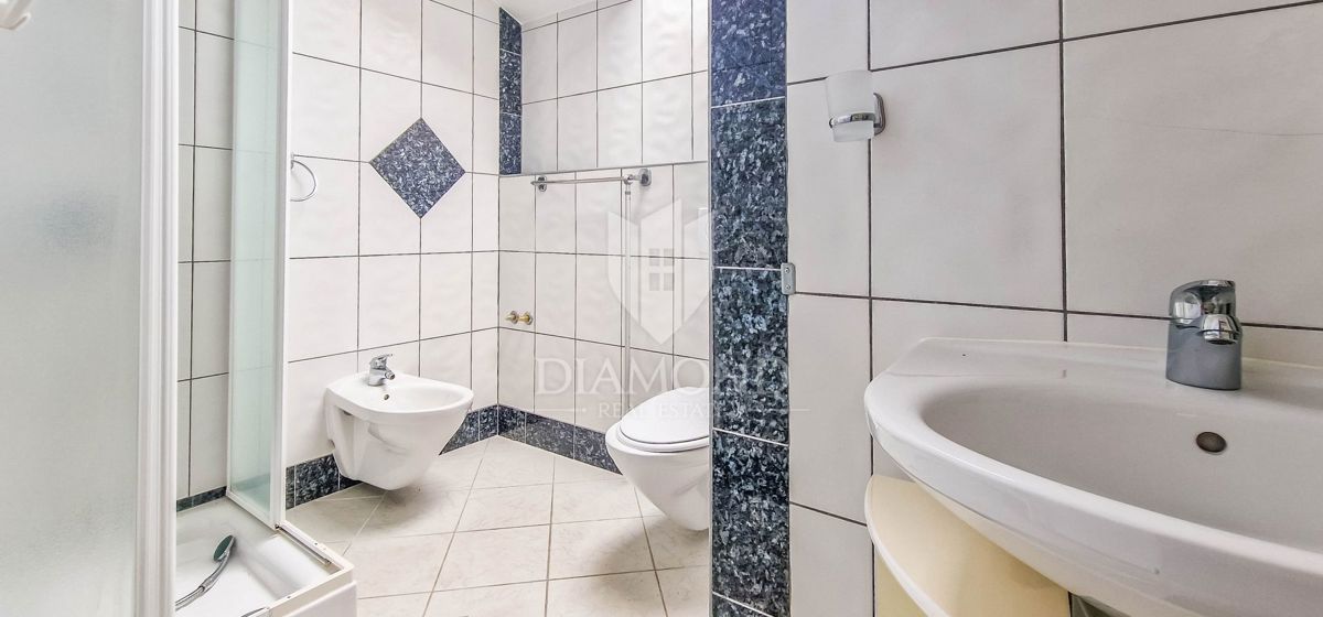 Novigrad, okolica, stanovanje z galerijo 350m od morja